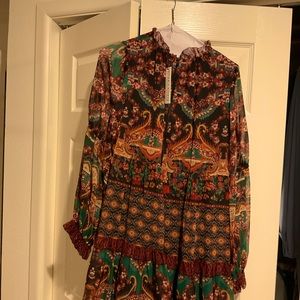 ALICE  +OLIVIA dress NWT sz 6 paisley print with long sleeves and bottom ruffle